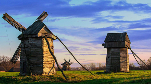 Hölzerne Windmühlen im Pyrohiw-Museum