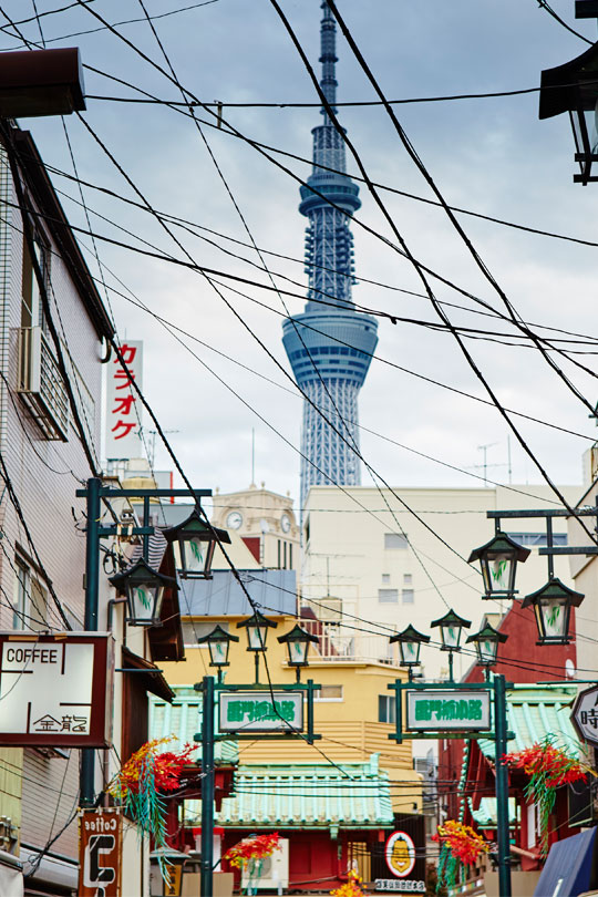 Kabelsalat: Die Straßen von Asakusa mit Blick auf den Fernsehturm Tokyo Skytree ©Matt Munro