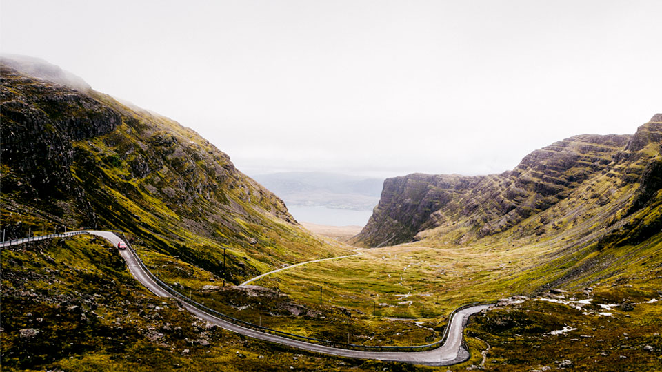 Kurvenstar: Diese Straße führt zu einem Aussichtspunkt am Loch Kishorn mit Blick auf den Bergpass Bealach na Bà. ©Daniel Alford