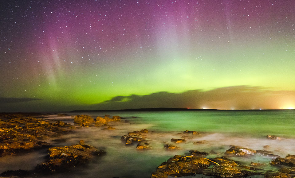 Sternstunde: Das Nordlicht über dem Meer bei John O’Groats © Daniel Alford