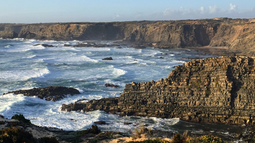 Seinen schroffen Küsten verdankt der Alentejo seinen Reichtum an Fisch und Meeresfrüchten © Regis St. Louis / Lonely Planet