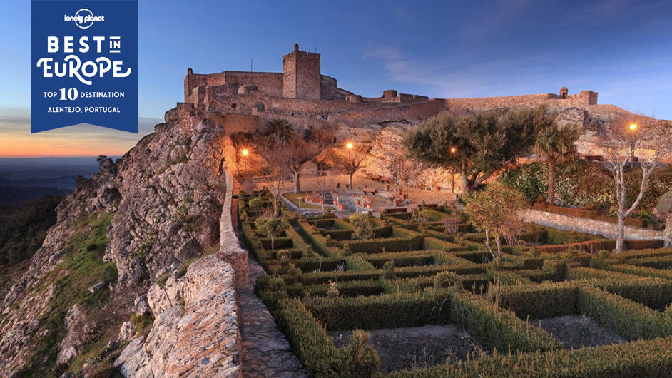 Sonnenuntergang über Marvãos Felsenburg in der Region Alentejo in Portugal © ARoxoPT / Shutterstock