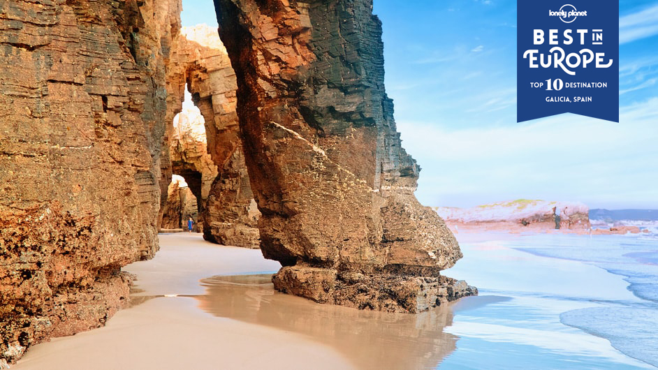 Die Praia das Catedrais ist eines von vielen Naturwundern, die sich an Galiciens Küste finden lassen © Migel / Shutterstock