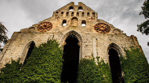 Die St. Nicolai-Kirche ist eine von zehn Kirchenruinen in Visby. Sie wurde im Jahr 1230 von Dominikanermönchen errichtet. © Lola Akinmade Åkerström / Lonely Planet