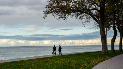 Die Strandpromenade ist ein 5 Kilometer langer Fußgänger- und Fahrradweg entlang Visbys nördlicher Küste © Lola Akinmade Åkerström / Lonely Planet