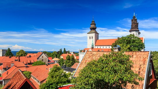 Ausblick über die roten Dächer von Visbys Altstadt © loneroc / Shutterstock