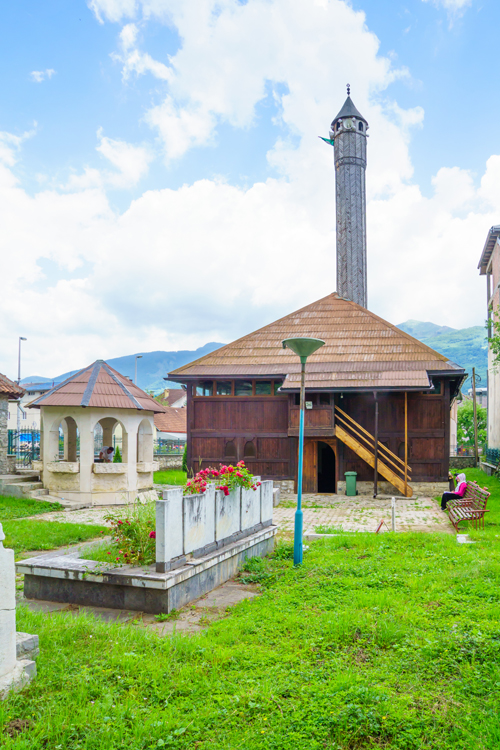 Das hölzerne Portal und das Minarett der Vizier Moschee in Gusinje © RnDmS / Shutterstock