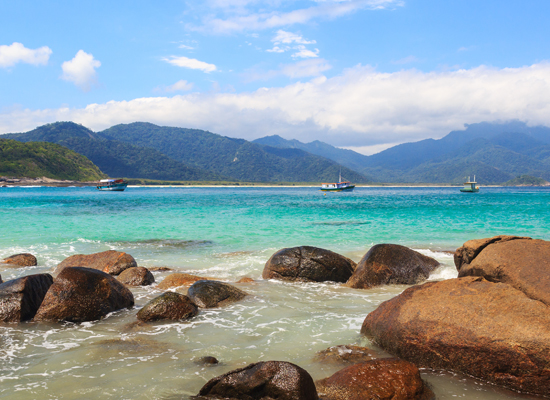 Am Strand der Ilha Grande an der Costa Verde, Brasilien. © canadastock / Shutterstock