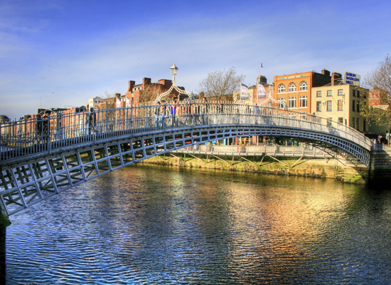 Die Half Penny Bridge (auf bekannt als Ha'(lf) Penny Bridge) in Dublin, Irland. © PlusONE / Shutterstock