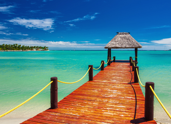 Ein Steg erstreckt sich in das Meer um Fidschi. © Martin Valigursky / Shutterstock
