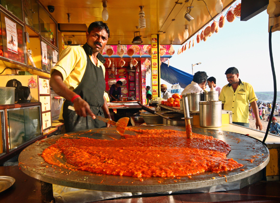 Ein Straßenverkäufer am Juhu Beach in Mumbai, Indien. © silentwings / Shutterstock