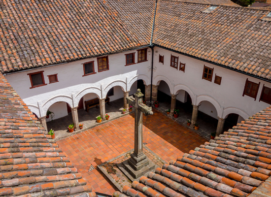 Der Blick in einen klassischen kolonialen Innenhof in Quito, Ecuador. © Fotos593 / Shutterstock