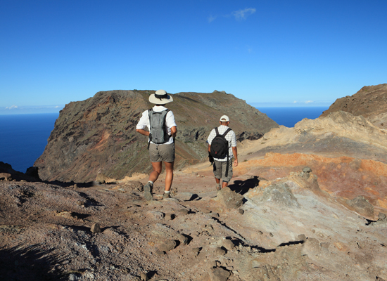 Wanderer erkunden St. Helena. © canadastock / Shutterstock