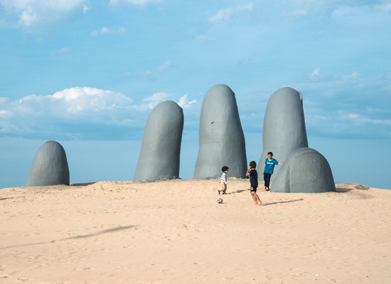 La Mano (Die Hand) Skulptur in Punta del Este, Uruguay © Ksenia Ragozina / Shutterstock
