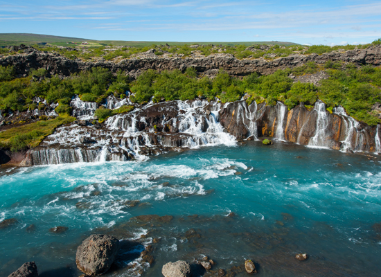 Der Hraunfossar Wasserfall in Westisland. © Filip Fuxa / Shutterstock