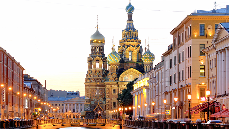 Die Pracht der Petersburger Kanäle und Kirchen bezeugt seine Vergangenheit als Hauptsitz des Zarenreiches.
