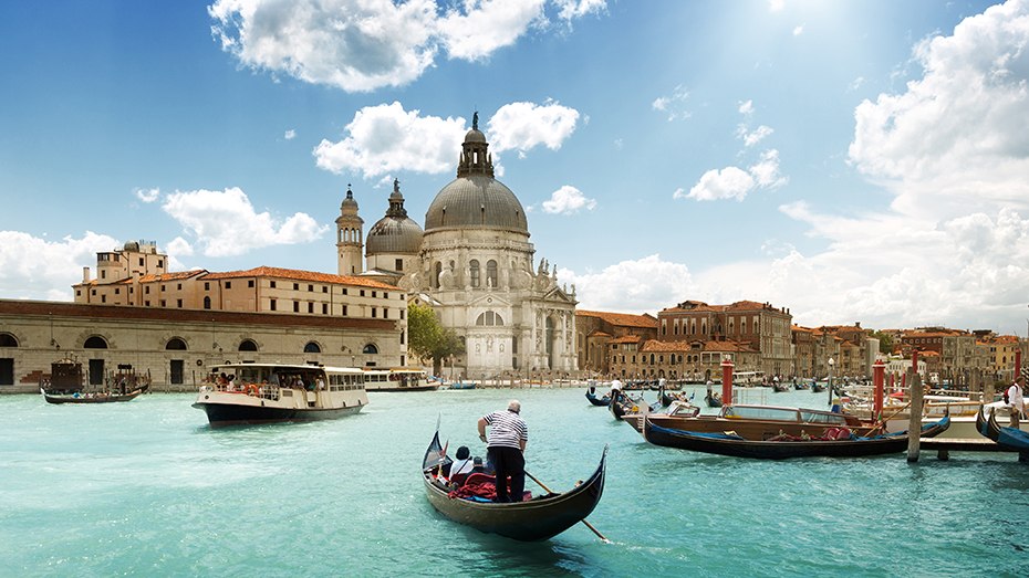 Eine Gondel auf dem Canal Grande steuert in Richtung der Basilika Santa Maria della Salute aus dem 17. Jahrhundert. 