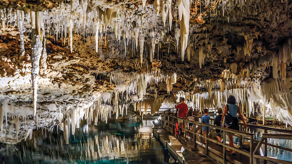 Die Crystal Caves sind ein 500-m-Spaziergang durch die geologische Vergangenheit, mit Stalaktiten, Stalagmiten und kristallklaren Teichen.