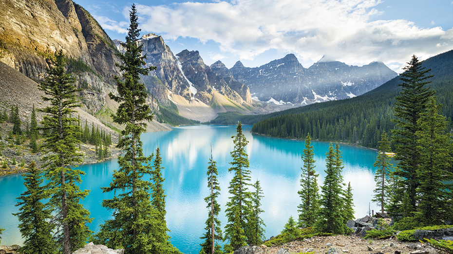 Der türkisfarbene Lake Moraine im Banff-Nationalpark wird von Gletschern gespeist. In der Region kann man toll wandern und skifahren.