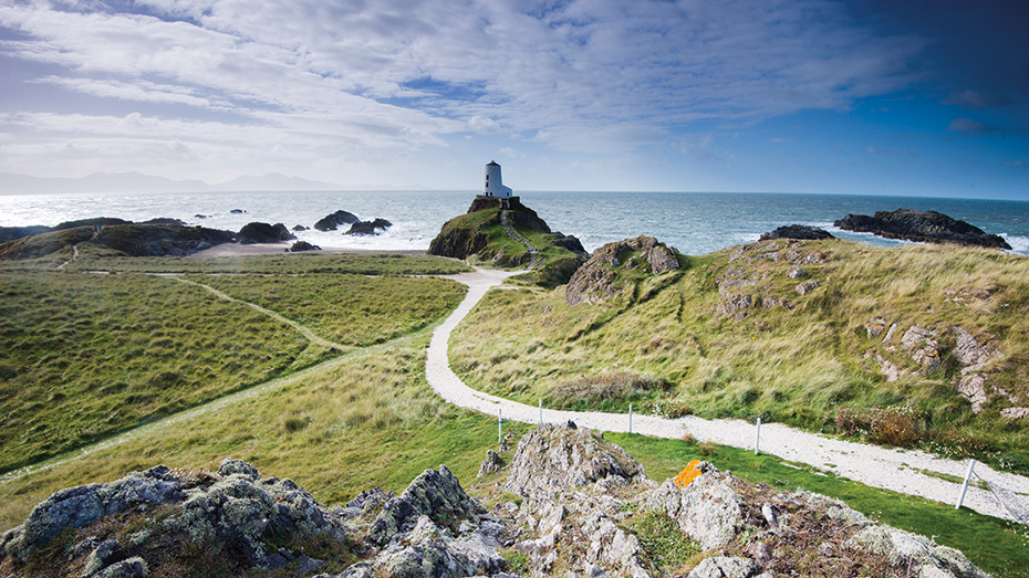 Der Leuchtturm von Llanddwyn Island markiert den Eingang zur Menai-Straße. Die Meerenge trennt die Insel Anglesey vom Festland.