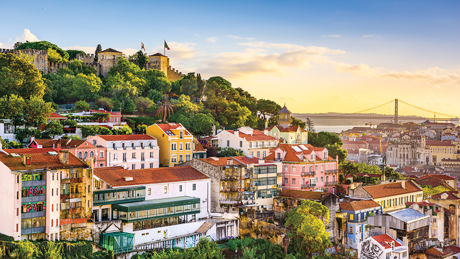 Lissabons Altstadt ist ein Labyrinth aus sich sanft windenden (Fußgänger-) Sträßchen, die hoch zum Castelo de São Jorge führen.