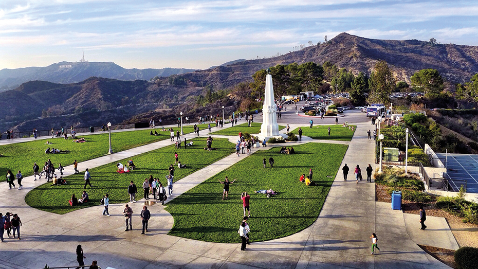 Besucher im Griffith Park von Los Angeles, dem idealen Platz, um die schimmernde Skyline der Stadt zu bewundern.