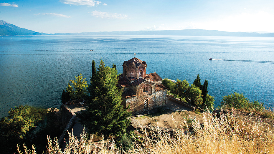 Die orthodoxe Kirche Sveti Jovan (hl. Johannnes) bei Kaneo am Ufer des Ohrid-Sees. 