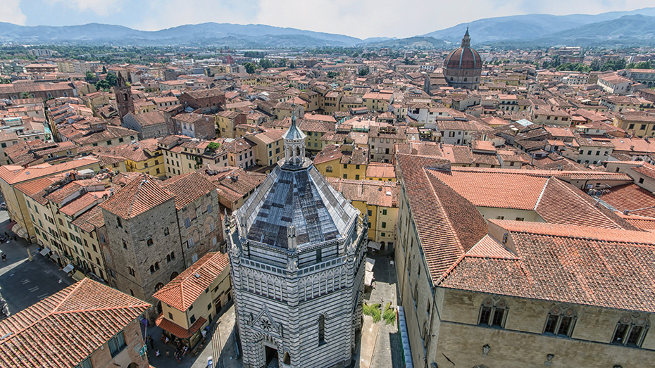 Pistoias achteckige Taufkapelle aus dem 14. Jahrhundert weist die für die italienische Gotik typische weiß und grün gestreifte Marmorfassade auf.