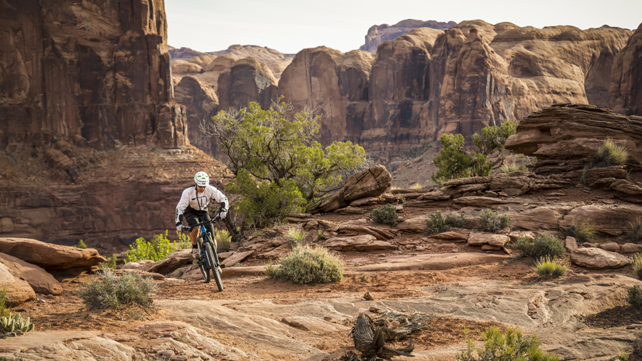 Auf geht's ins raue, felsige Gelände von Utah's Moab auf dem Kokopelli Trail! / © Whit Richardson/Getty Images