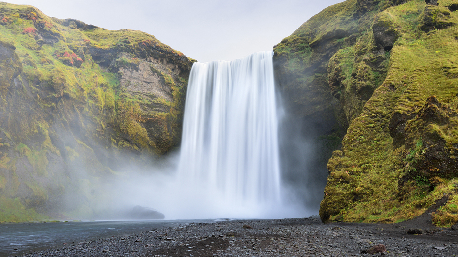 Vorbei am atemberaubenden Skógafoss-Wasserfall in Island. / © www.fredconcha.com/Getty Images