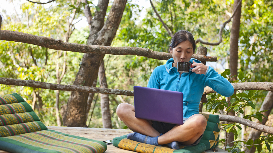 Wenn dein Büro überall sein kann, warum dann nicht auch auf einer malerischen Terrasse eines thailändischen Cafés? © Henn Photography / Getty Images