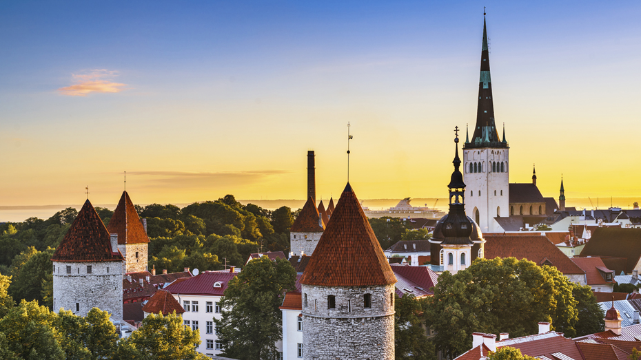 Tallinns bezaubernde Altstadt fühlt sich an wie ein Ort aus einem Märchen © SeanPavonePhoto / iStockphoto / Getty Images