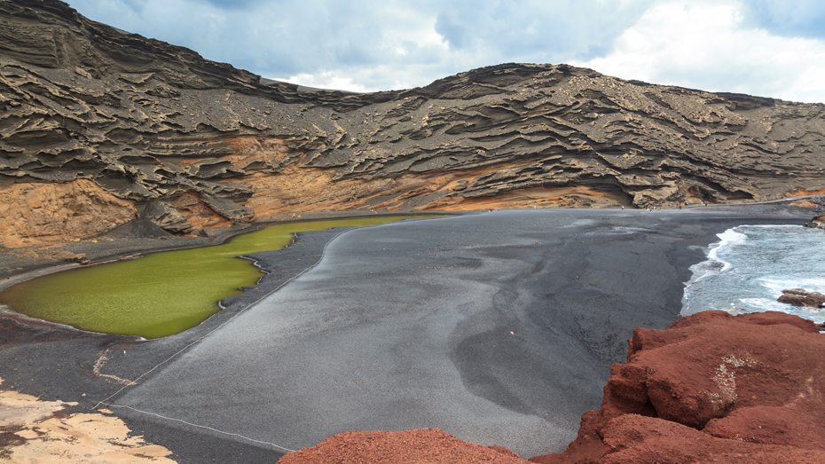 Felsformationen aus Sandstein am Strand El Golfo auf Lanzarote © Fernando Tatay / Shutterstock