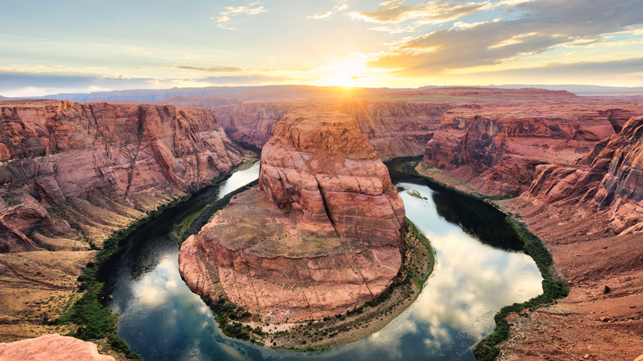 Ein Nebenarm des mächtigen Colorado River ließ Horseshoe Bend aus Arizonas weichem Sandstein entstehen © FilippoBacci / E+