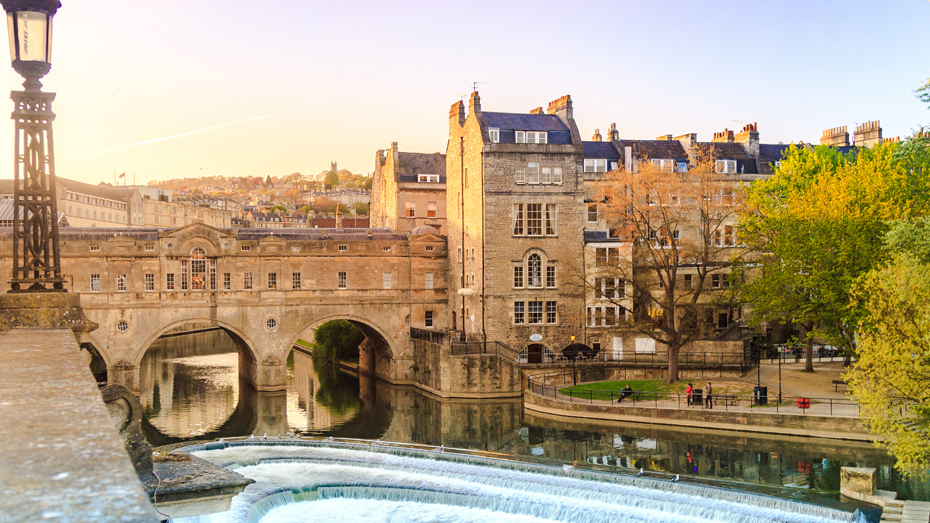 Die Pulteney Bridge aus dem 18. Jahrhundert befindet sich im historischen Bath, nur einer von vielen verlockenden Destination für Sparfüchse im Vereinigten Königreich © bento42894 / Shutterstock