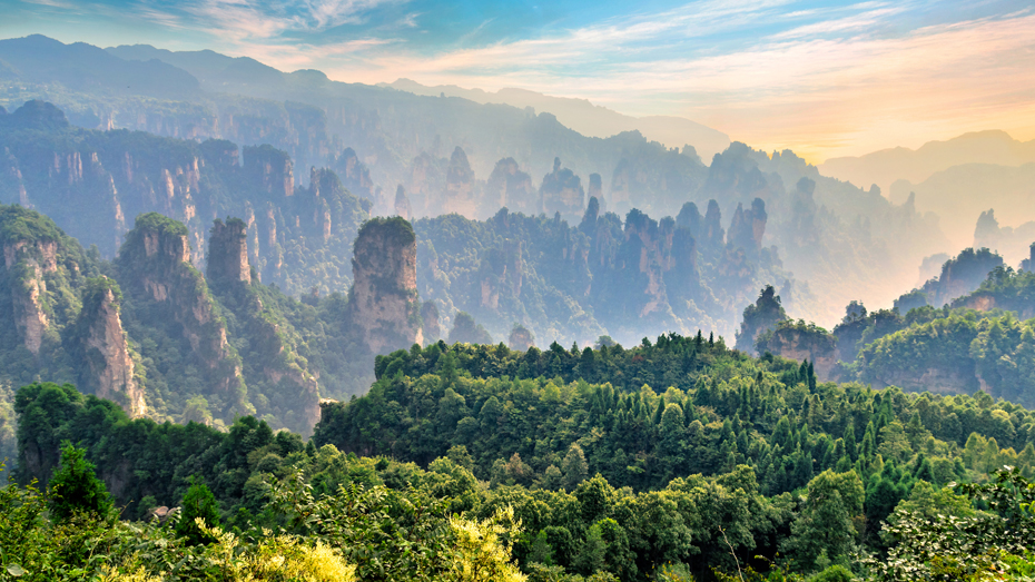 Der atemberaubende Zhangjiajie Forest Park in Hunan, China © JekLi / Shutterstock