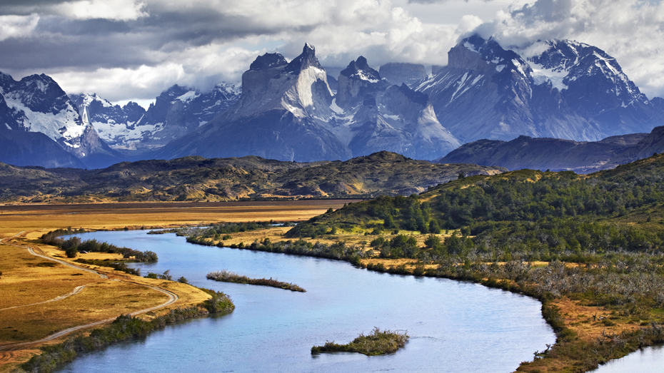Der Fluss Paine schlängelt sich von der gewaltigen Cordillera del Paine durch den Nationalpark Torres del Paine, ein echter Touristenmagnet im chilenischen Patagonien © Matt Munro / Lonely Planet
