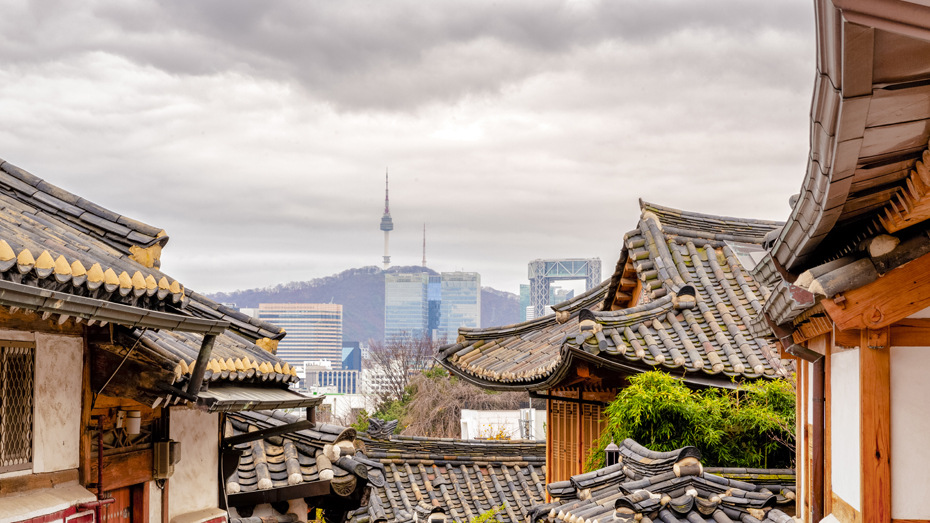 In Südkoreas Hauptstadt Seoul prallen Tradition und Moderne aufeinander. © uschools / E+ / Getty Images