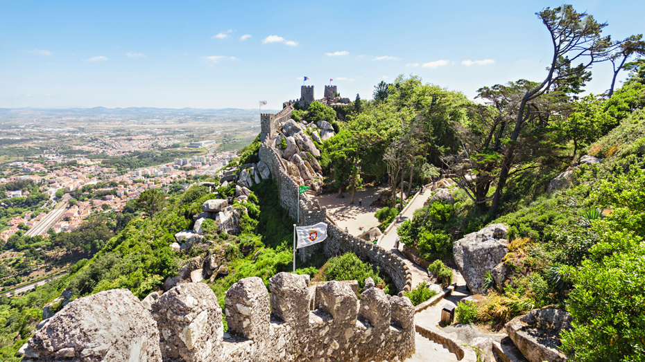Das Castelo dos Mouros in den Bergen über Sintra wurde im 8. und 9. Jahrhundert erbaut © saiko3p / Shutterstock