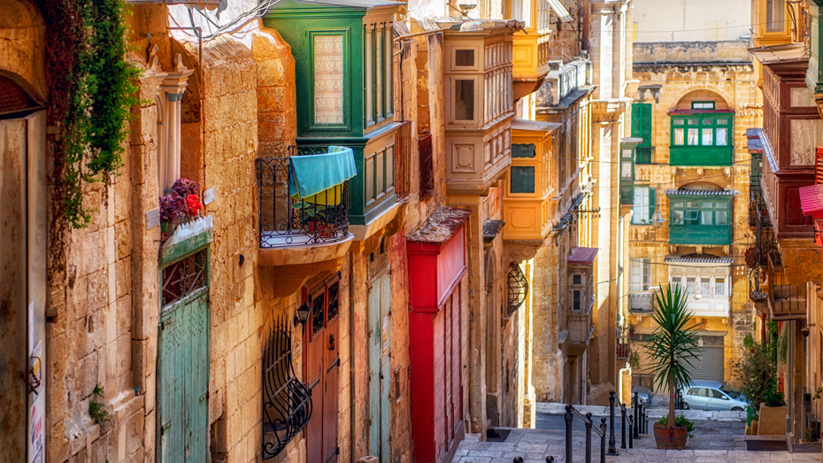 Hübsch verzierte Malteser Stadthäuser säumen die Straßen von Valletta, einer der Europäischen Kulturhauptstädte 2018 © liseykina / iStockphoto / Getty Images