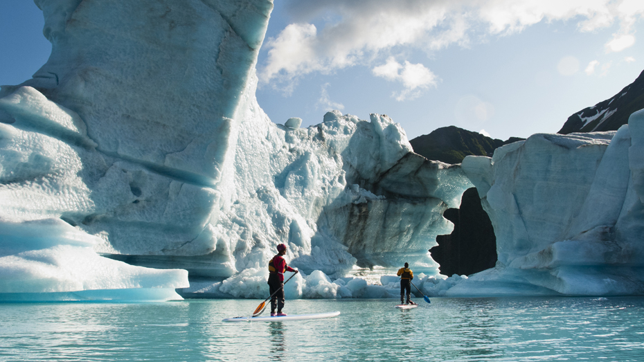 Zwei Forscher auf SUPs untersuchen die Eisschmelze auf dem Bear Lake im Kenai-Fjords-Nationalpark © James and Courtney Forte / Aurora Open / Getty Images