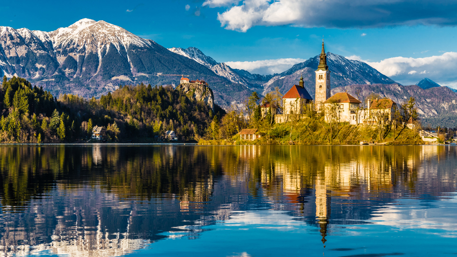 Auf einer kleinen Insel mitten im Bleder See steht die barocke Marienkirche; zu erreichen ist sie mit einem traditionellen slowenischen pletna © ZM Photo / Shutterstock