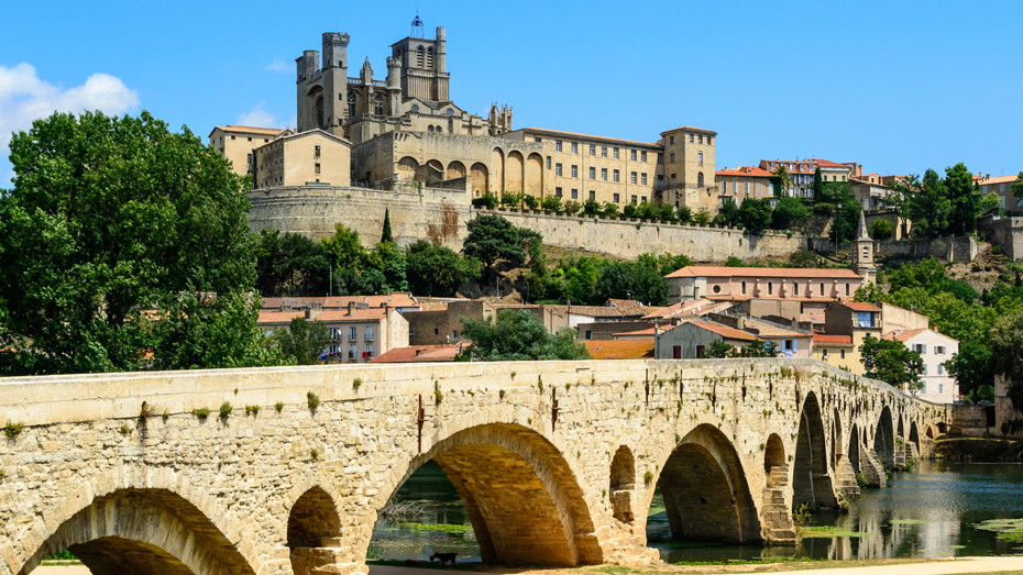 Über dem Fluss Orb in Béziers befindet sich die befestigte Kathedrale Saint-Nazaire aus dem 13. Jh. © 7Horses / Shutterstock