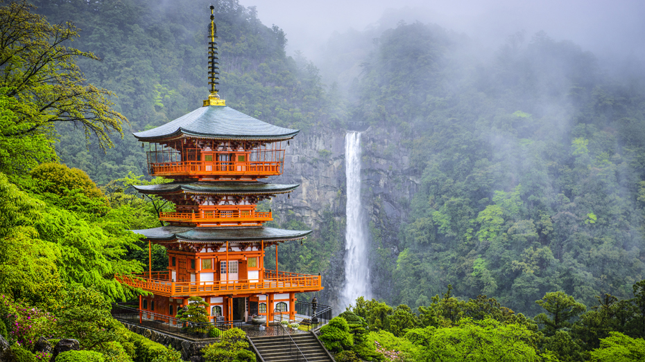Der heilige Wasserfall Nachi-no-taki stürzt neben dem buddhistischen Tempel Seiganto-ji 133 m in die Tiefe © Sean Pavone / shutterstock