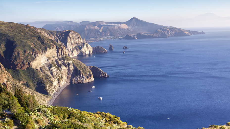 Der Blick auf die Westküste von Lipari und hinüber zu Vulcano © Matt Munro / Lonely Planet