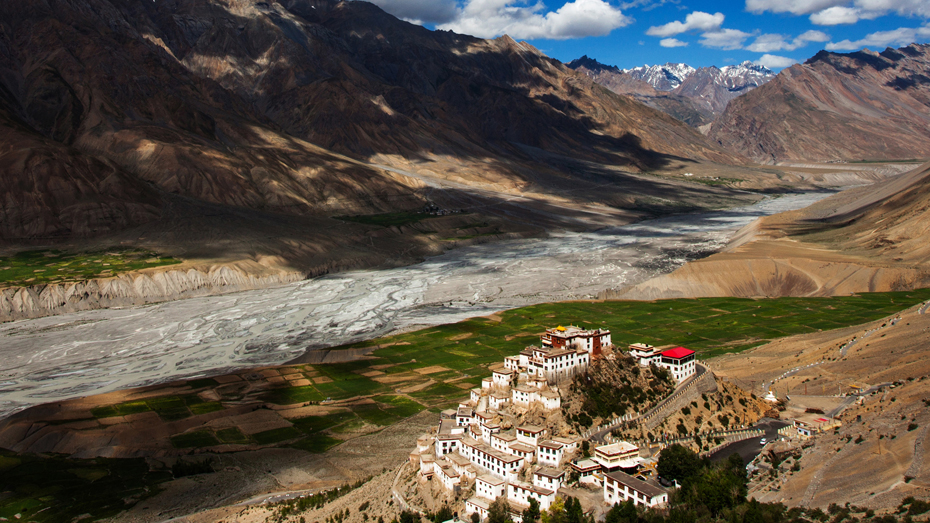 Wundervoll einsam liegt das Ki Gompa, Spitis größtes buddhistisches Kloster, in einer Talaue nördlich von Kaza © Arun Bhat / 500px