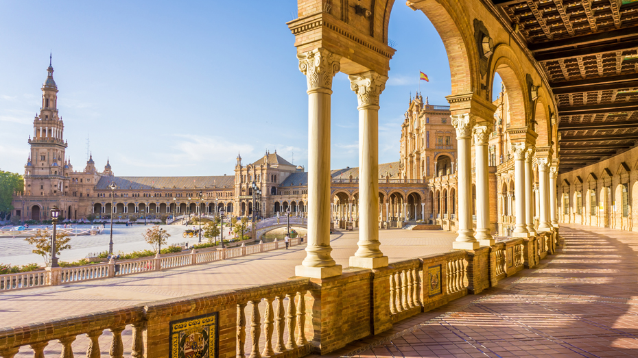 Sevillas halbrunde, von Säulen umgebene Plaza de Espana taucht unter anderem in den Filmen Star Wars und Lawrence of Arabia auf © LucVi / Shutterstock