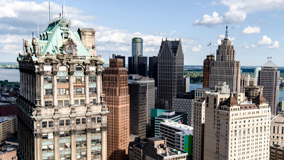 Art-Deco-Wolkenkratzer in der Innenstadt von Detroit, einer Stadt, die sich nach Jahren der Rezession zurück ins Leben kämpft © Reese Lassman / EyeEm / Getty Images