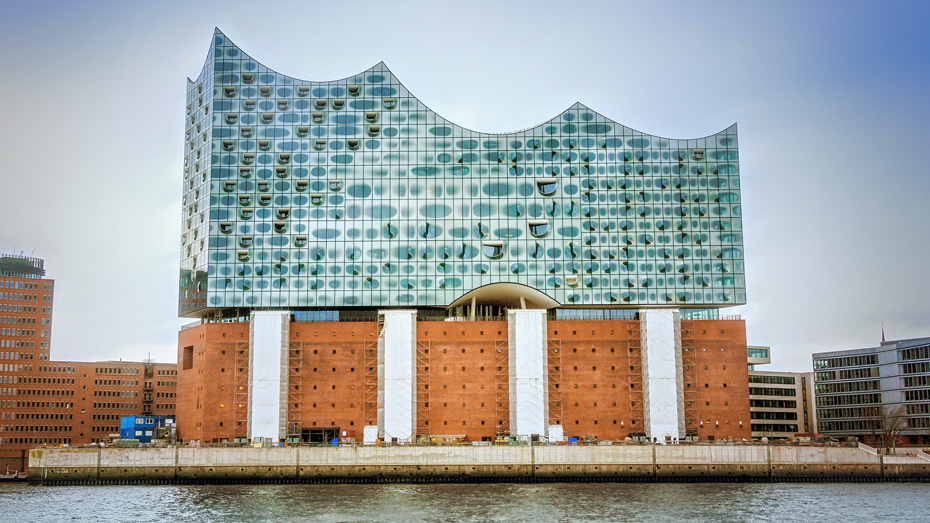 Die Elbphilharmonie in Hamburgs schicker HafenCity © carol.anne / Shutterstock