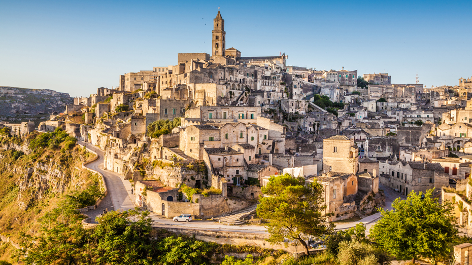 Tunnel, Gassen und Steinhöhlen schmiegen sich an die Berghänge von Matera in Italiens Region Basilicata © bluejayphoto / iStockphoto / Getty Images